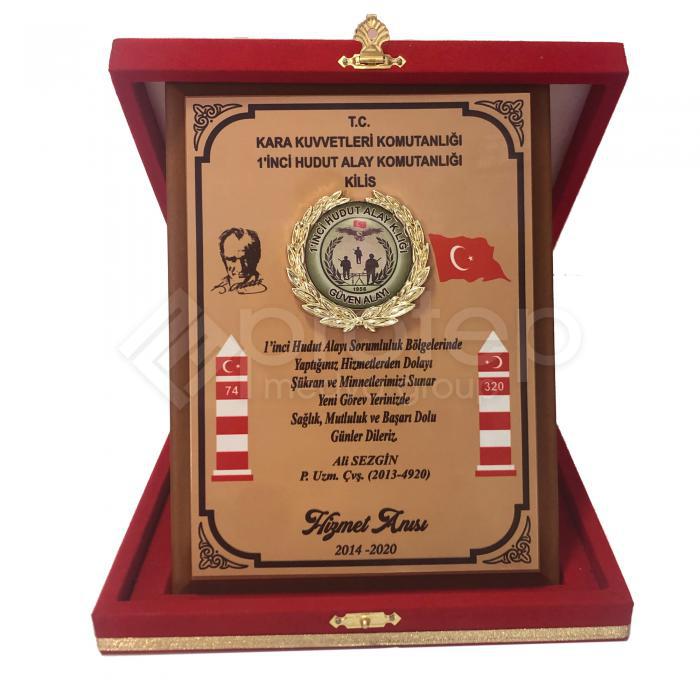 Kadife Kutulu Madalyalı Ahşap Askeri Plaket