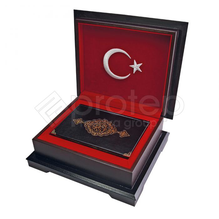 TÜRK BAYRAĞI İŞLEMELİ ÖZEL AHŞAP KUTULU KURAN-I KERİM (HAFIZ BOY)