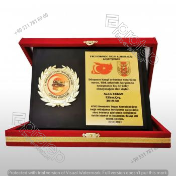 kadife-ahsap-kutulu-15x20-yatay-tayin-komando-asker-plaket