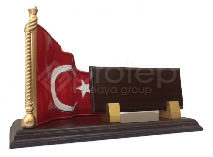 Türk Bayraklı Ahşap Masa İsimliği  18x26 cm