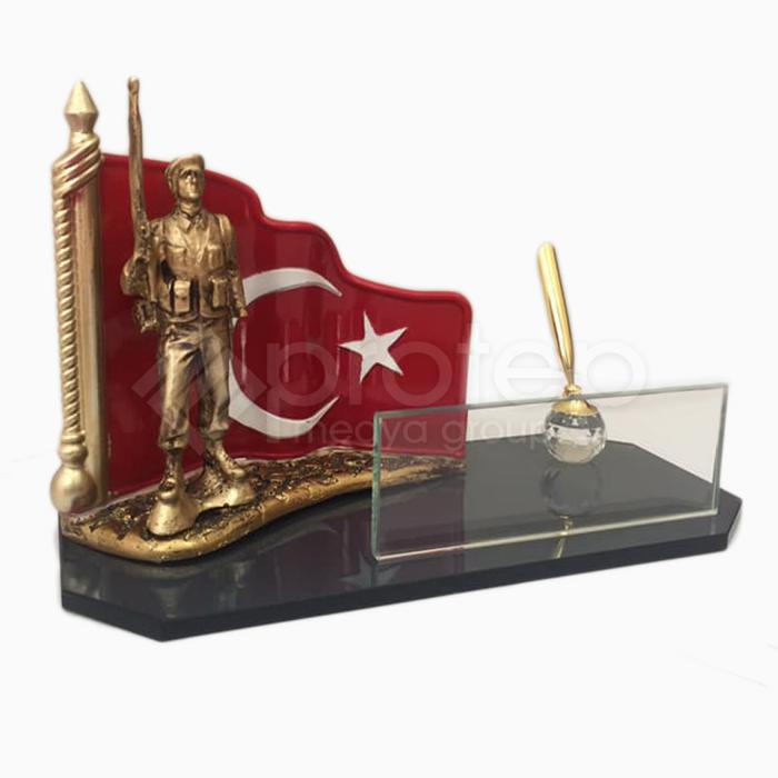 Türk Bayraklı Asker Figürlü Siyah Cam Masa İsimliği 18x26 cm